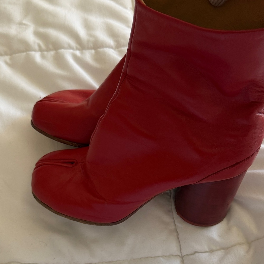 Maison Martin Margiela Red Split-Toe Leather Ankle Boots - Picture 8 of 8